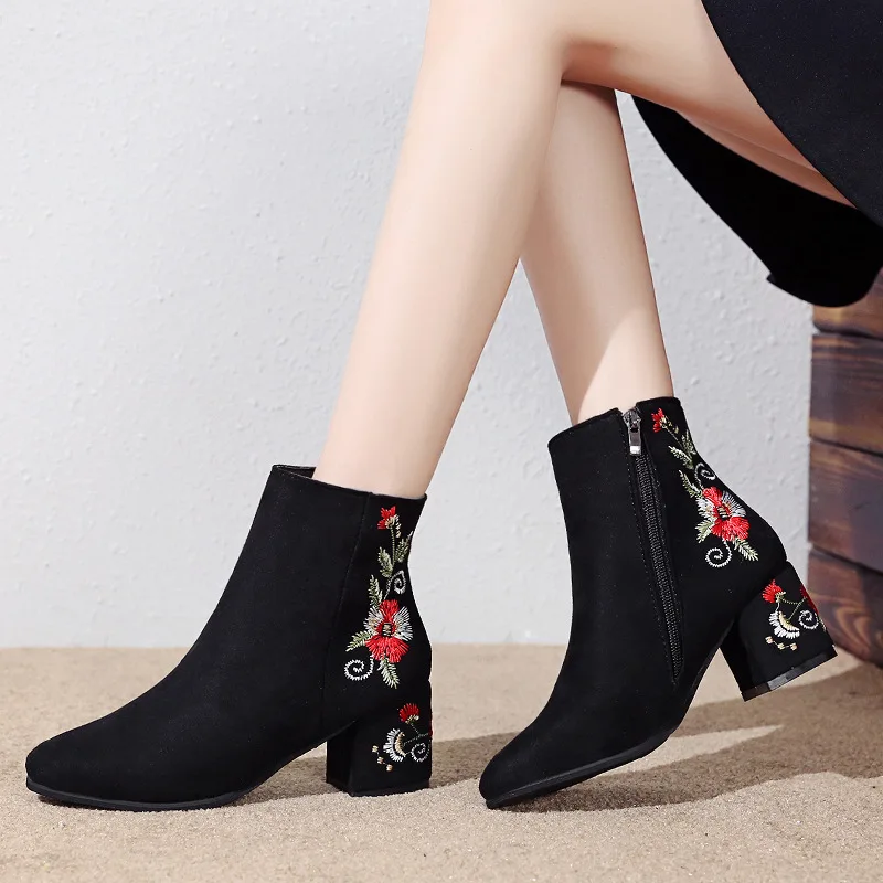 

Women Boots Fashion Side Zip Ankle Boots Heelpiece Embroidery Mid-Heel Boots Plush Warm Women's Boots in Autumn Winter Shoes