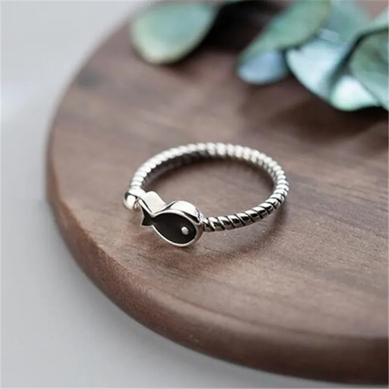 

Женское регулируемое кольцо из серебра 925 пробы, с черной рыбой