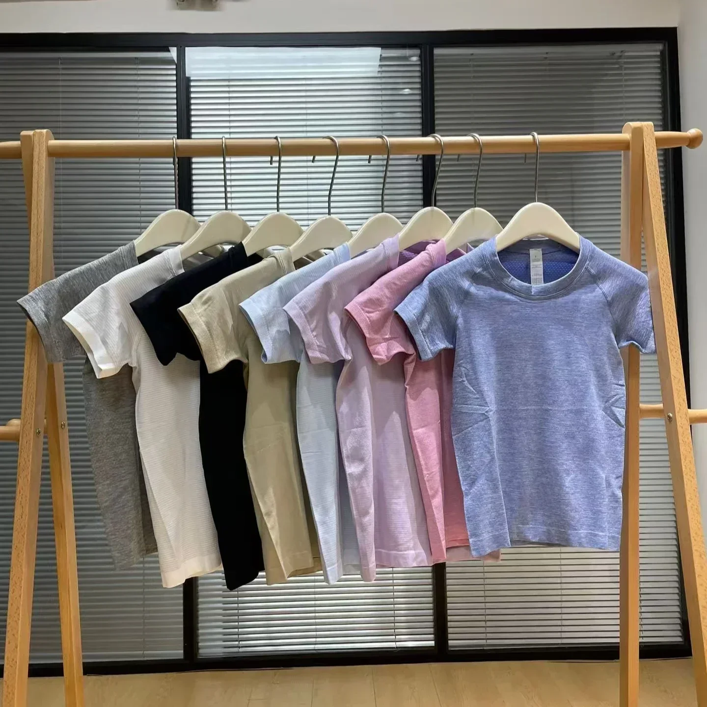 Фото Женская футболка Lemon Women Short Edition Swiftly Tech с коротким рукавом, дышащая, быстросохнущая, 2.0, для йоги и фитнеса №4