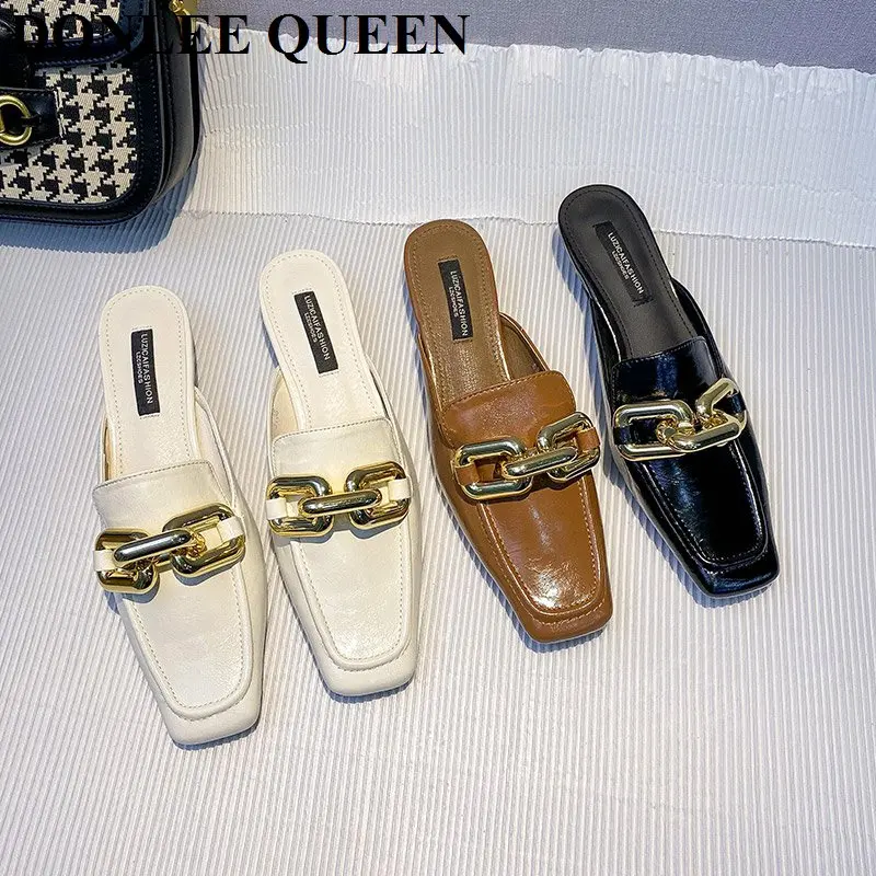 

2021 Роскошные Дизайнерские весенние шлепанцы, брендовые британские сандалии с цепочкой, обувь на плоской подошве с квадратным носком, сланц...