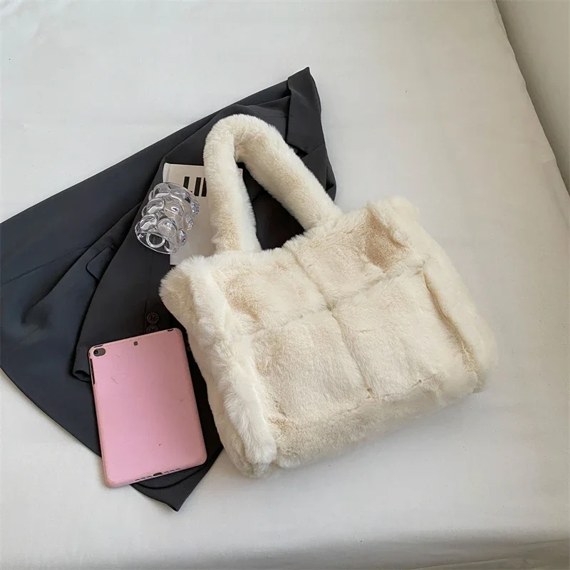 Женская сумка однотонная плюшевая удобная через плечо вместительная