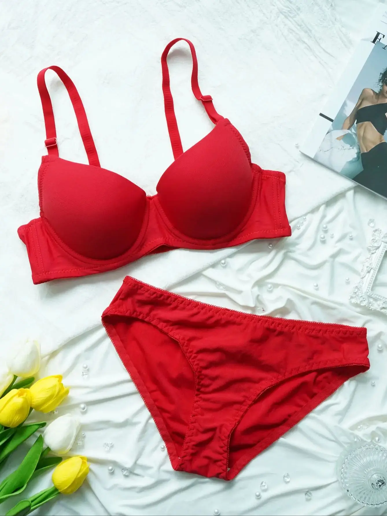 Комплект женского нижнего белья с чашками пуш-ап