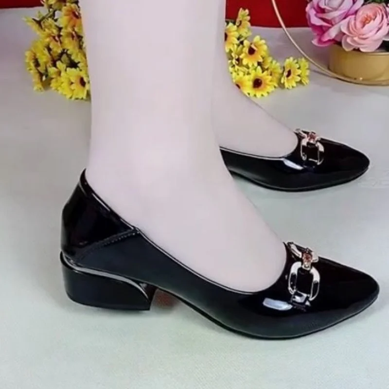 

Туфли Rtero женские на массивном каблуке, заостренный носок, металлическая цепочка, туфли-лодочки, лето 2023