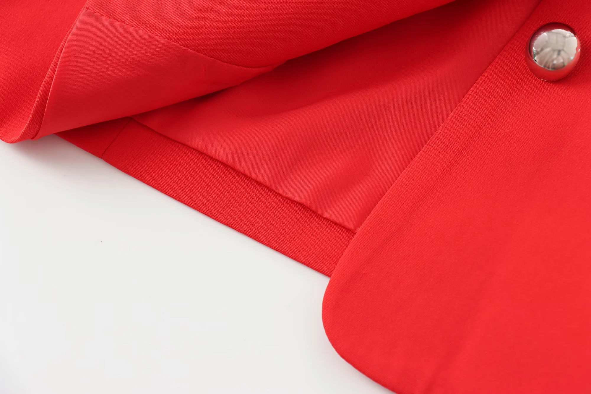 Женская короткая куртка на пуговицах с отложным воротником