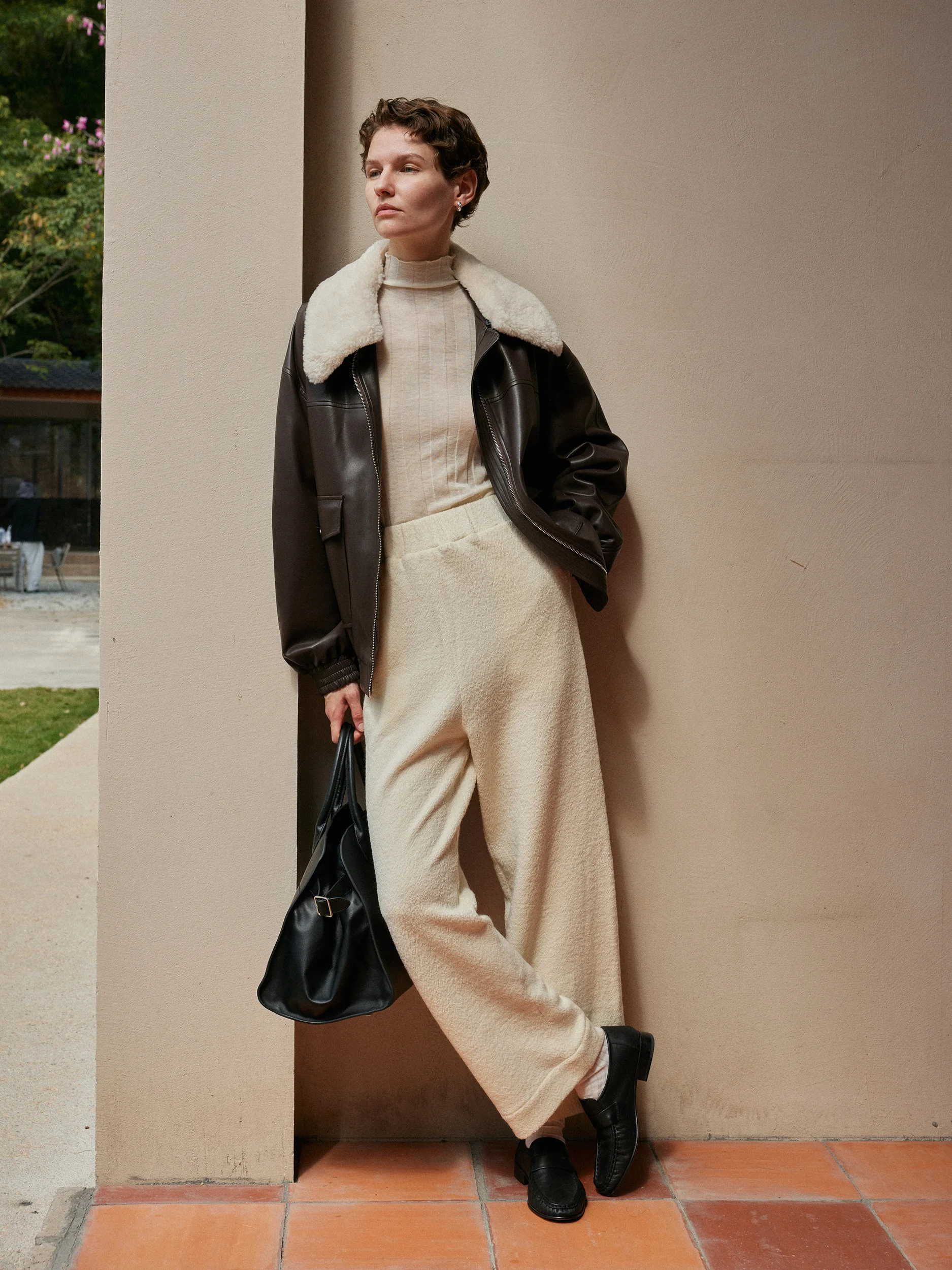 Теплая кожаная куртка с большим меховым воротником в стиле ретро 2024 ранняя весна