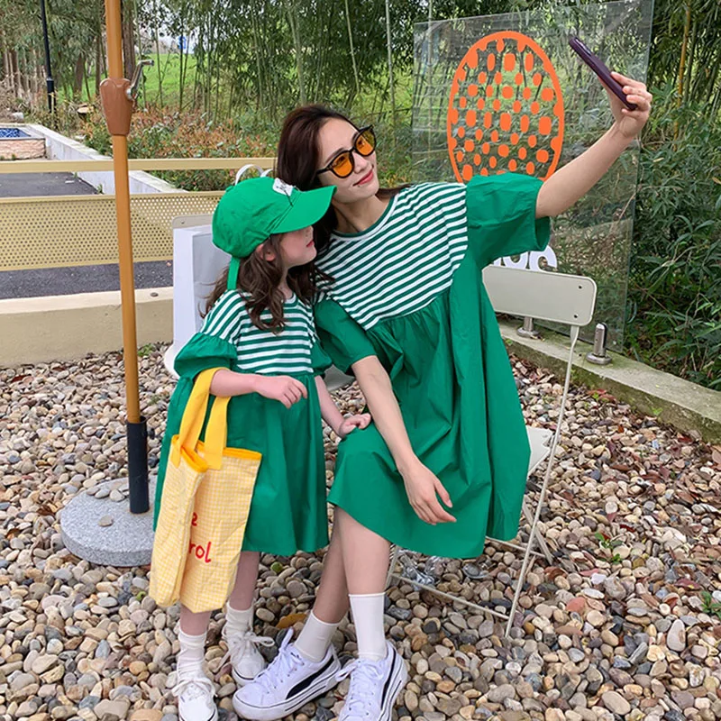 

Платье принцессы в полоску с коротким рукавом для мамы и дочки