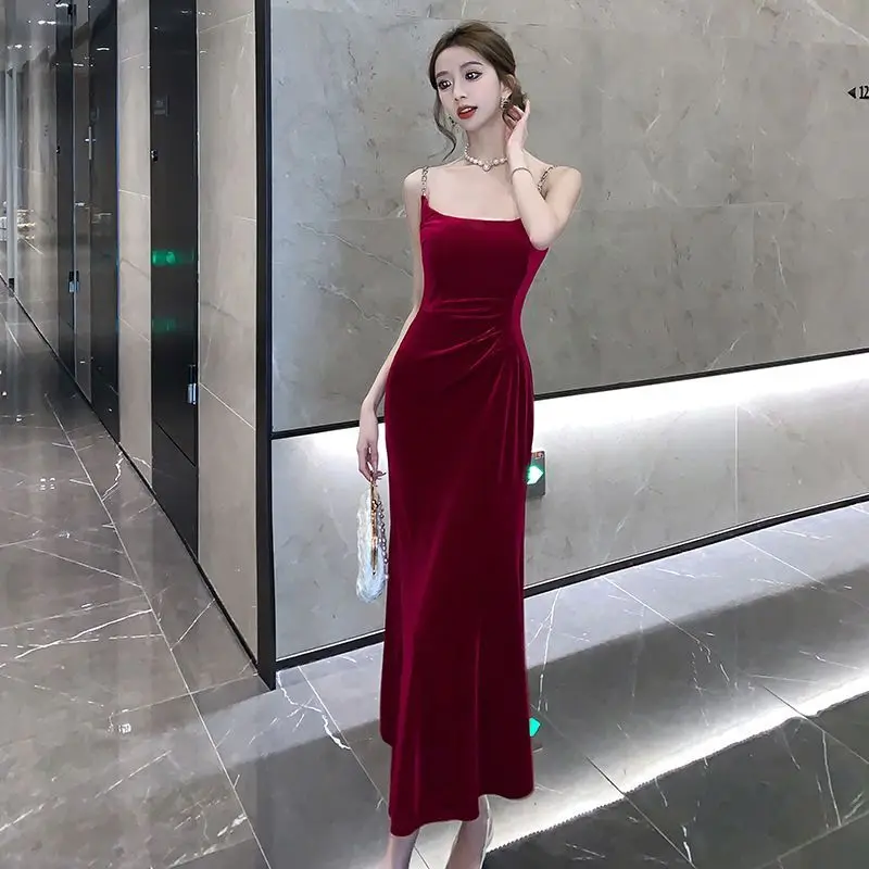 Платье-комбинация с металлической цепочкой облегающее красное вечернее платье