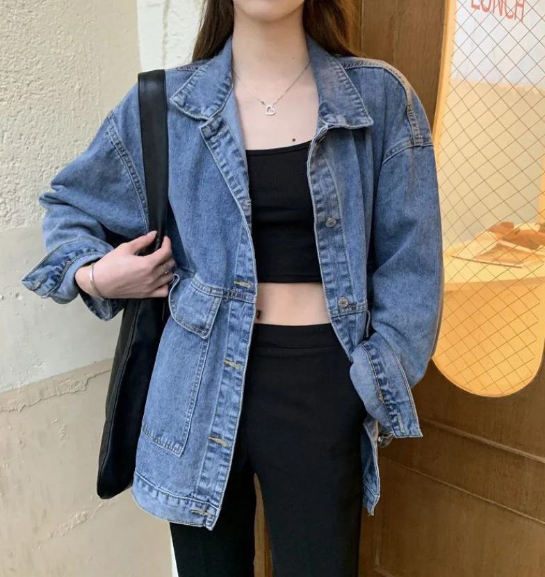 Джинсовая куртка женская демисезонная с длинным рукавом и большими карманами