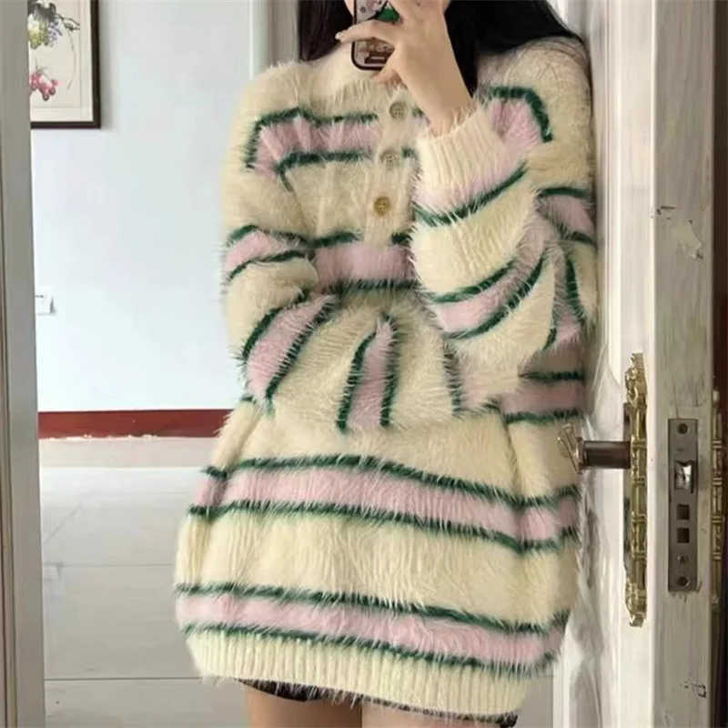 Женский свитер с воротником-поло