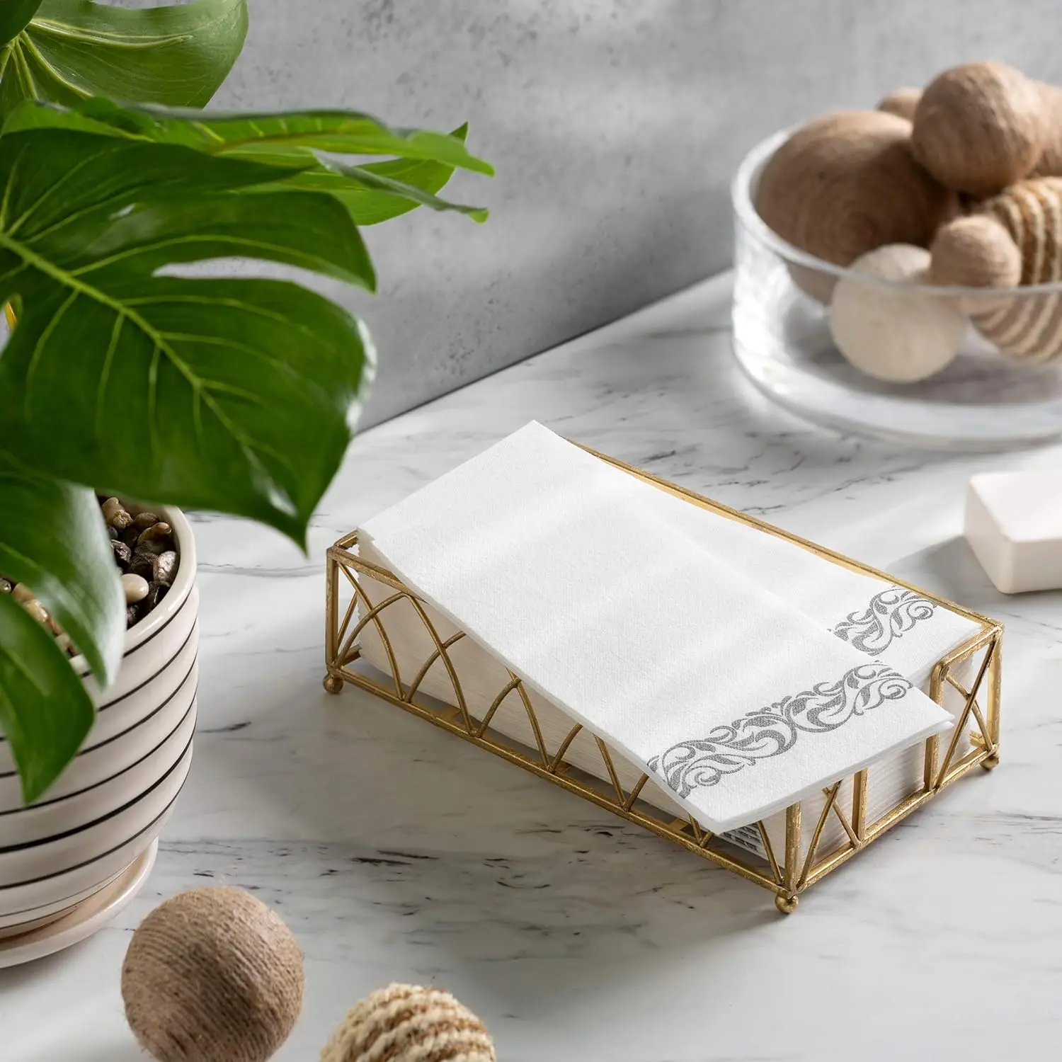 Одноразовые белые бумажные салфетки