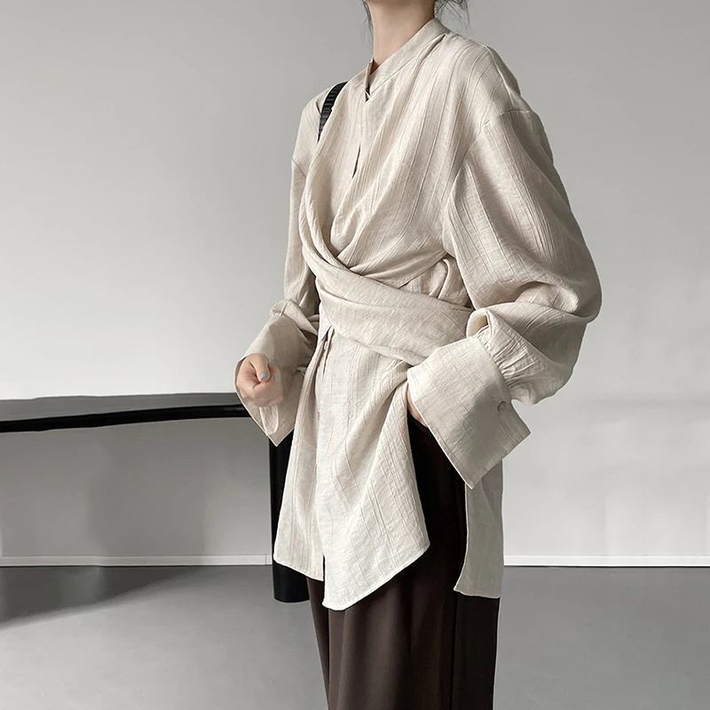 Блузка женская с круглым вырезом и длинным рукавом однобортная