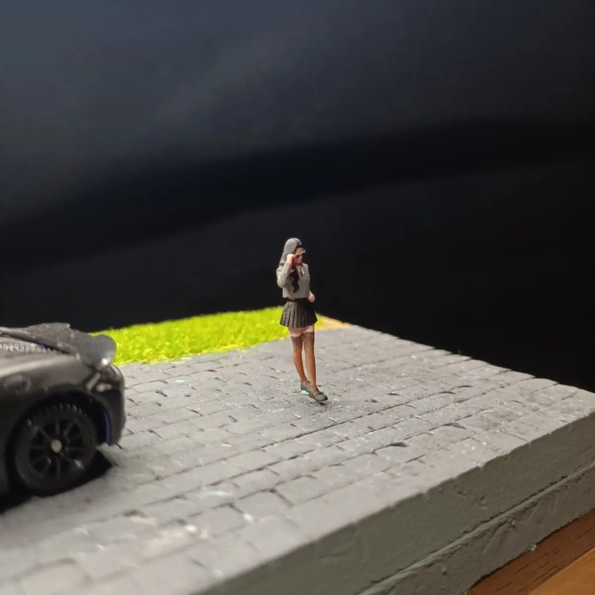 Фото Миниатюрная модель 1:64: Фигурка девочки в чулках для диорамы, реквизит для сцен из смолы №4
