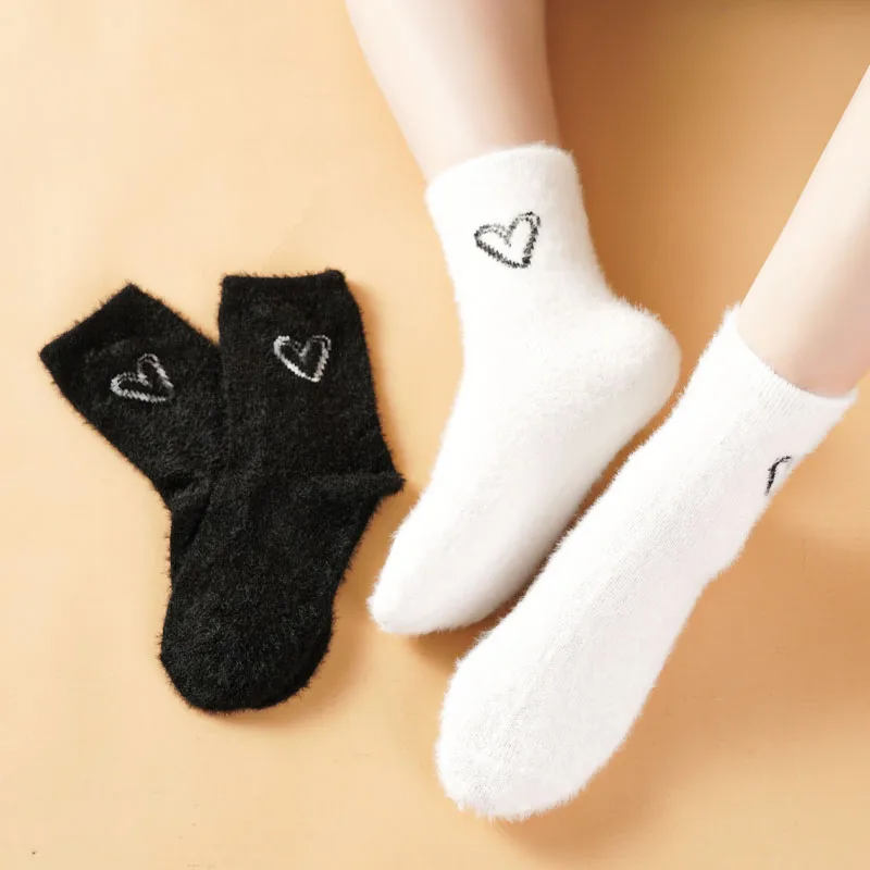Зимние теплые женские плюшевые носки Love Funny Sock черно-белые нечеткие модные