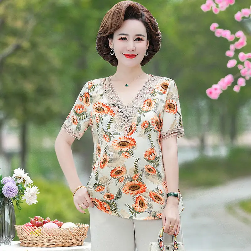 

Women Lotus Flower Printed Hollow Out T-shirt Middle-aged Mom Top Casual Breathable Idyllic Style Temperament Elegant Tshirt