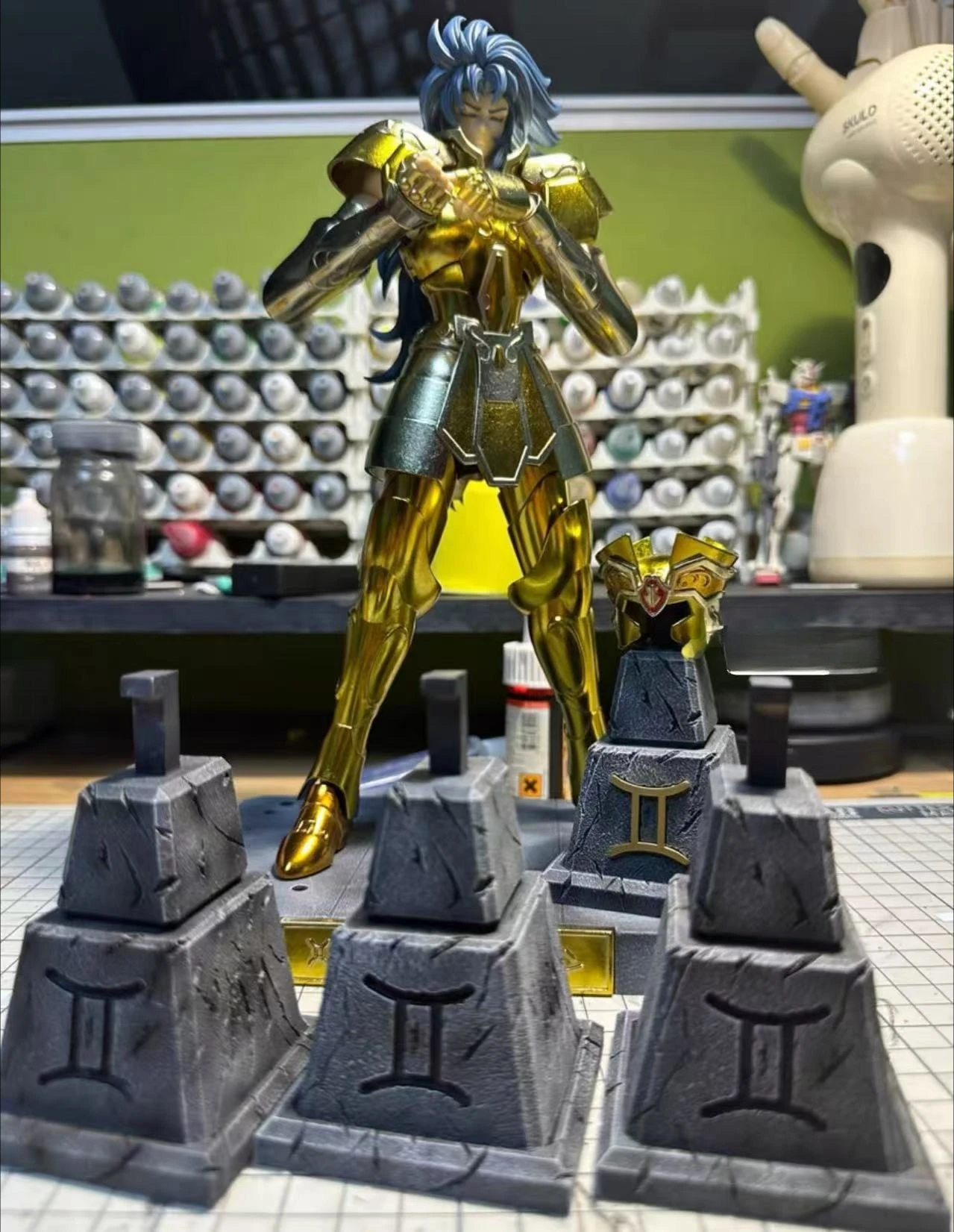 Фото Saint Seiya Myth Cloth EX Подставка для шлема/Опора/Рукавница для Leo/Lion Aiolia Gemini Saga Plus Рыцари Зодиака Фигурка №1