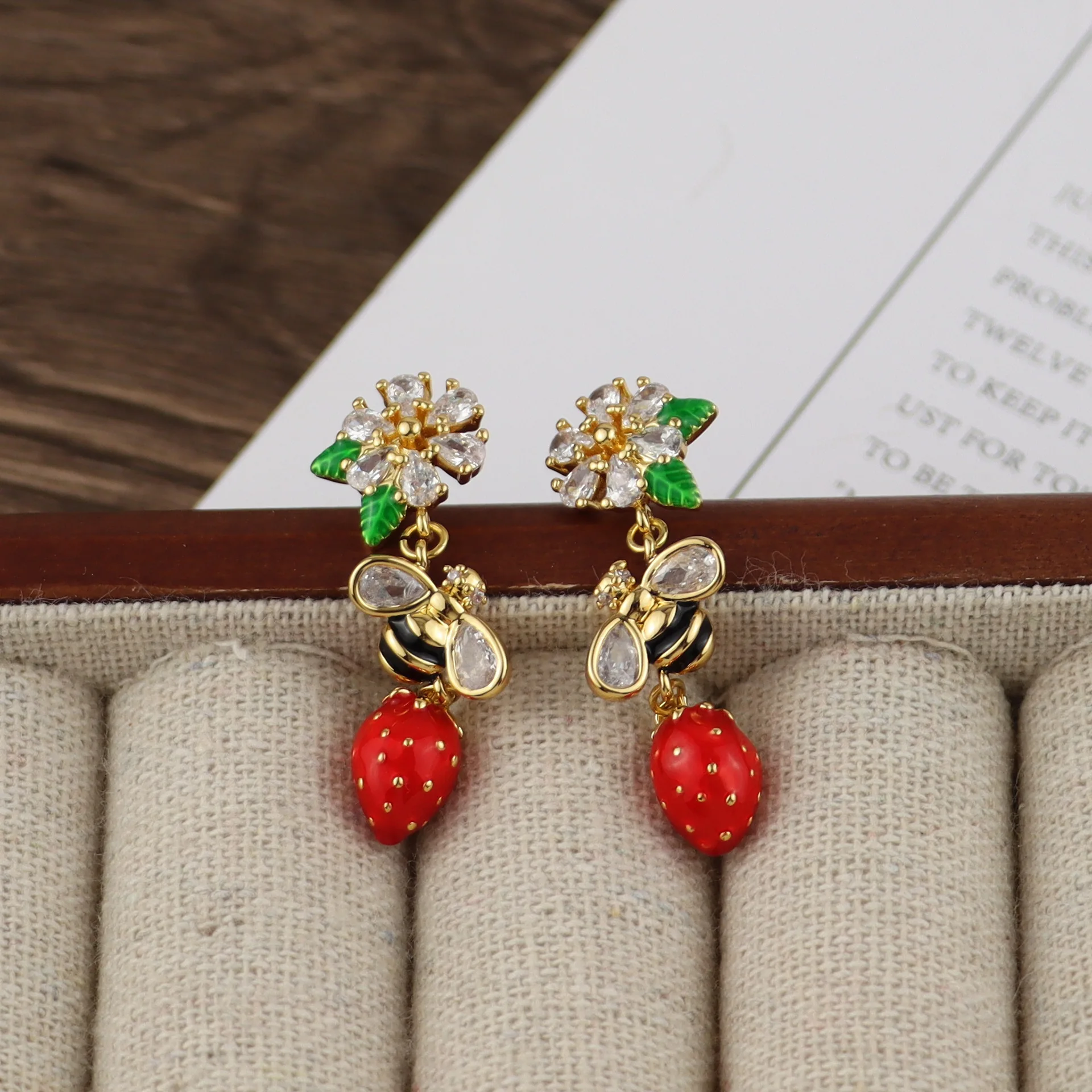 Изысканный комплект ювелирных изделий ожерелье и серьги с цветком клубники