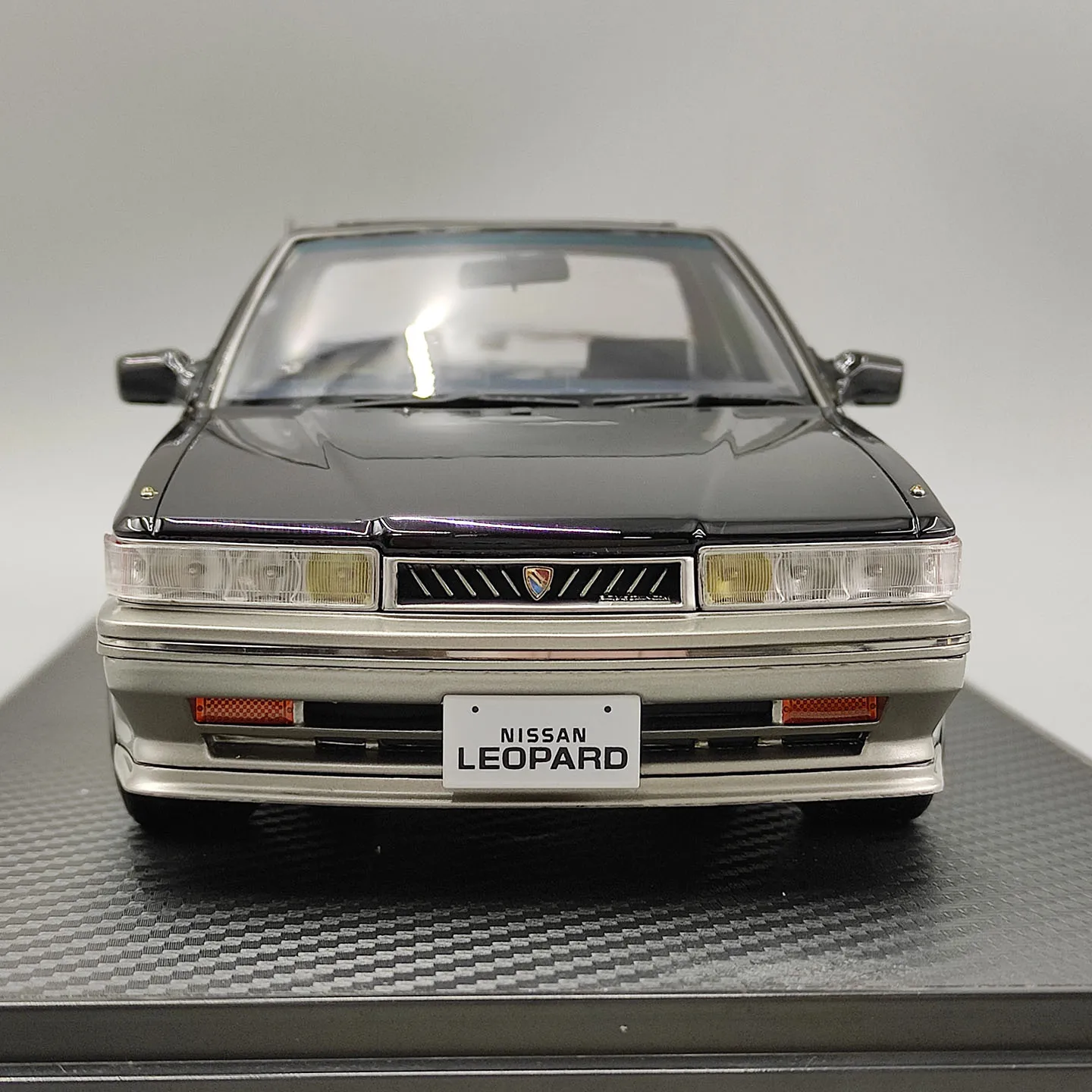Фото Масштабная модель автомобиля IR 1:18 Leopard 3.0 Ultima F31, черная, из смолы №5