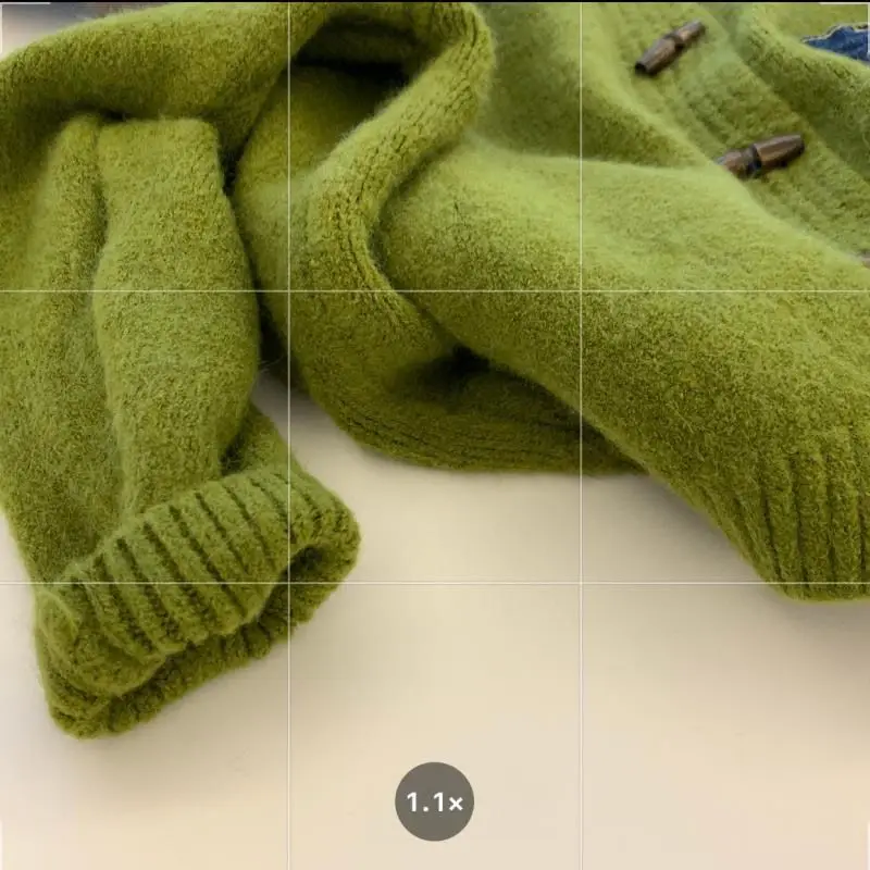 Вязаный свитер в студенческом стиле