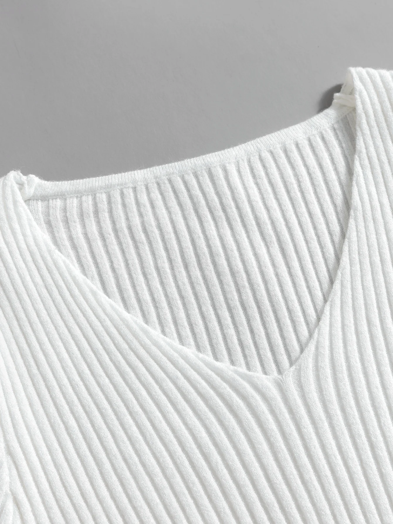 Женский трикотажный свитер GIGOGOU с V-образным вырезом