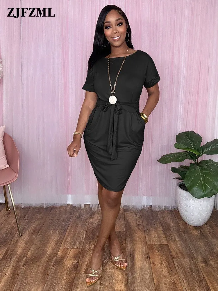 

Женское платье-футболка длиной выше колена, с круглым вырезом и коротким рукавом