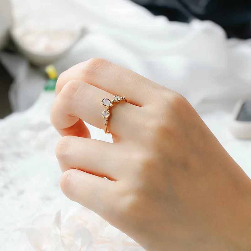 Женское кольцо из серебра 925 пробы с лунным камнем