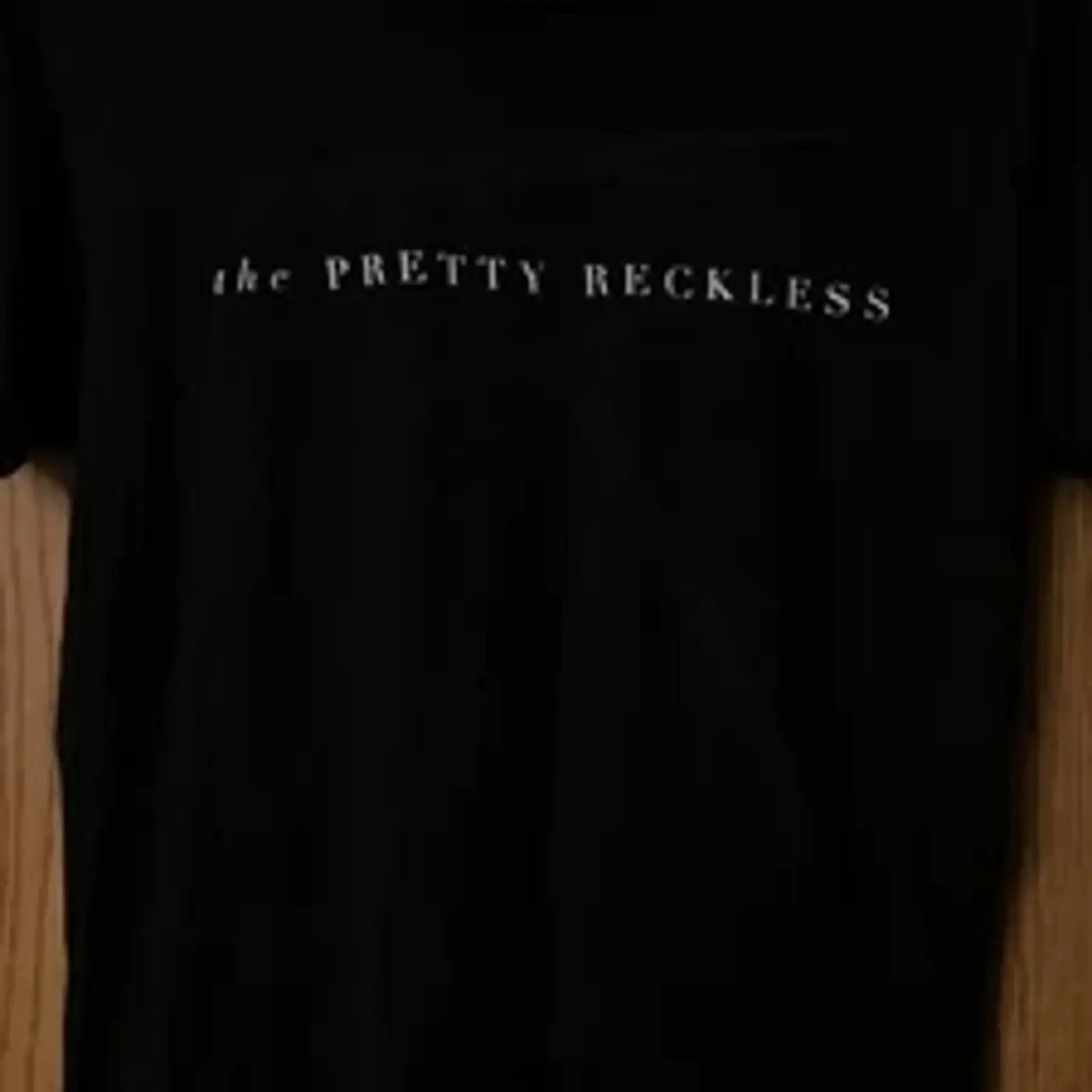 Фото Черная футболка The Pretty Reckless Tour 2016, 2 Sided L Next Level, винтажная, с эффектом потертости, с графическим принтом, мягкая, дышащая, модная, унисекс №1