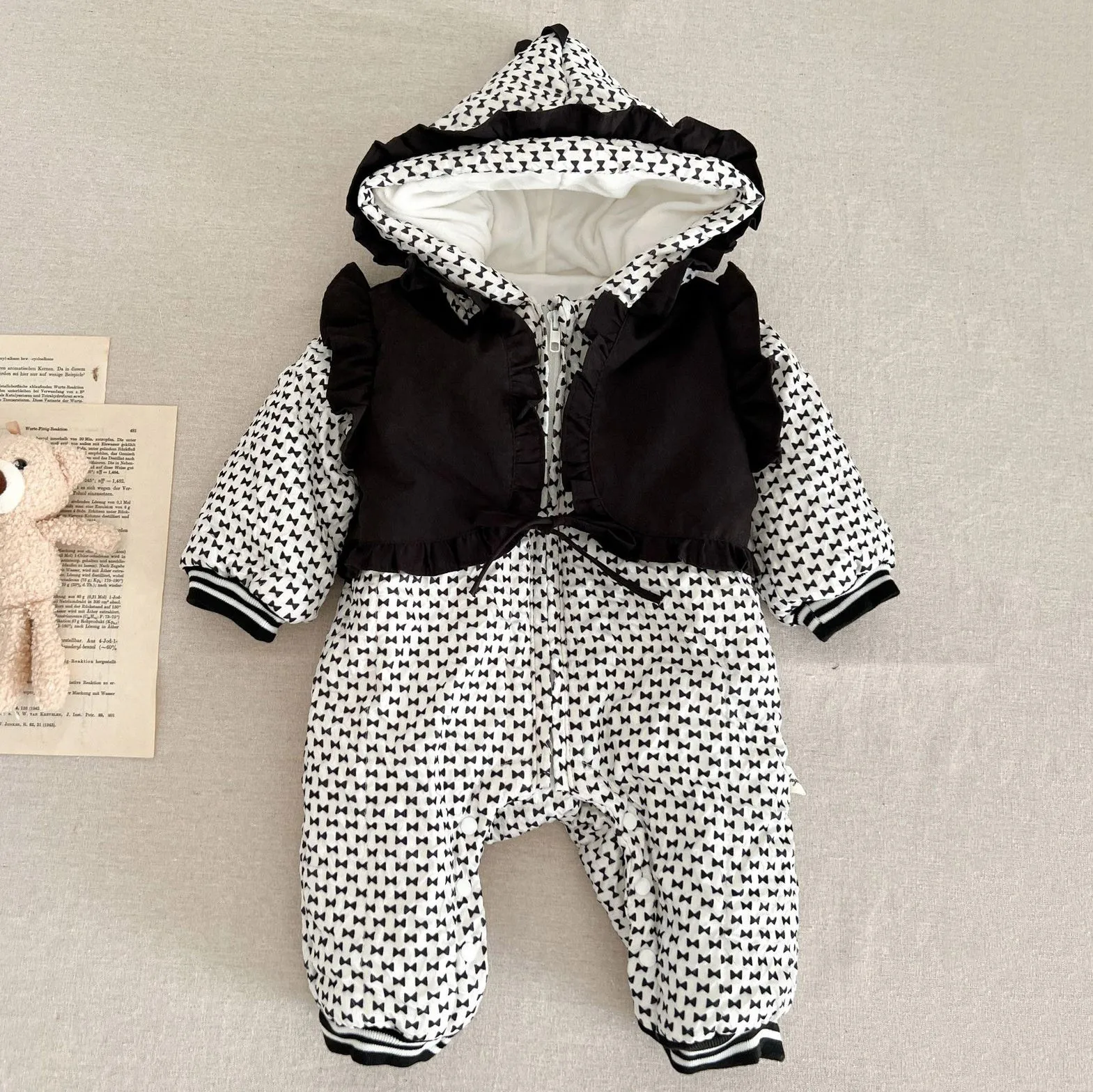 

Одежда для младенцев; Сезон осень-зима; Бархатный утепленный кардиган с хлопковой подкладкой для новорожденных мальчиков и девочек; Детский комбинезон с бантом и капюшоном; Флисовый комбинезон