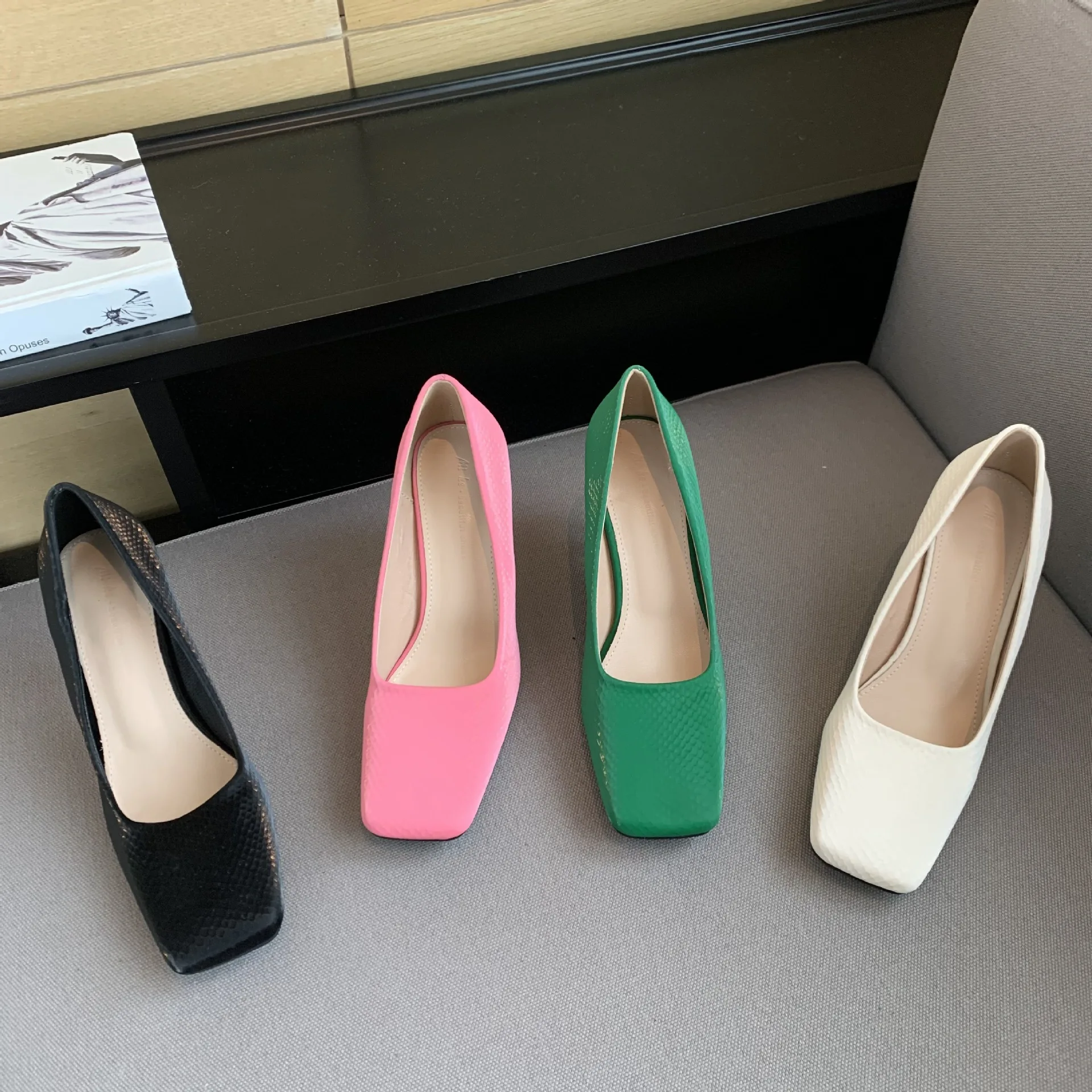 Туфли-лодочки женские на танкетке заостренный носок квадратный шнуровка