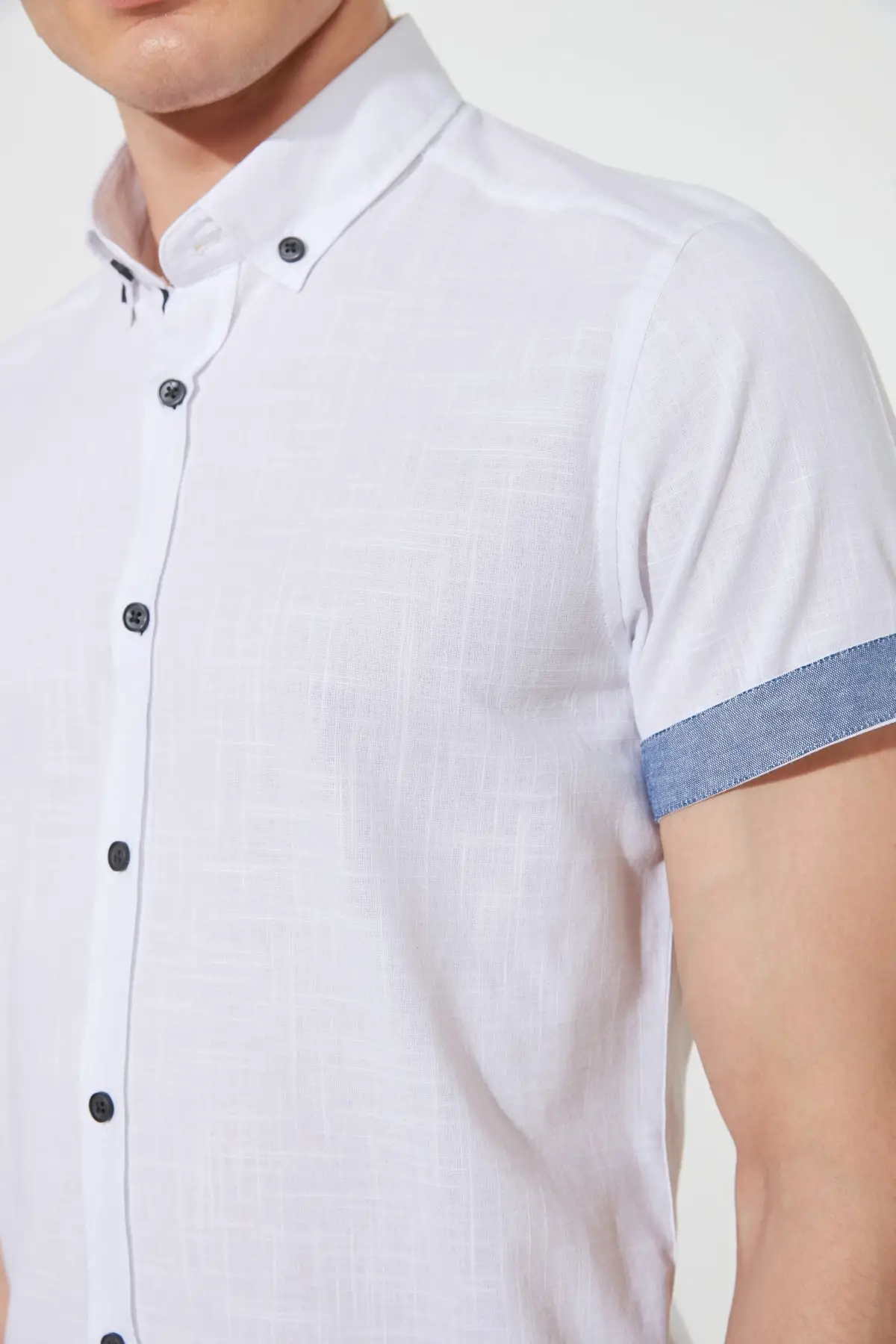 

Trendyol Male Slim Fit Buttoned Collar Short Sleeve Linen Shirt TMNSS21GO0918