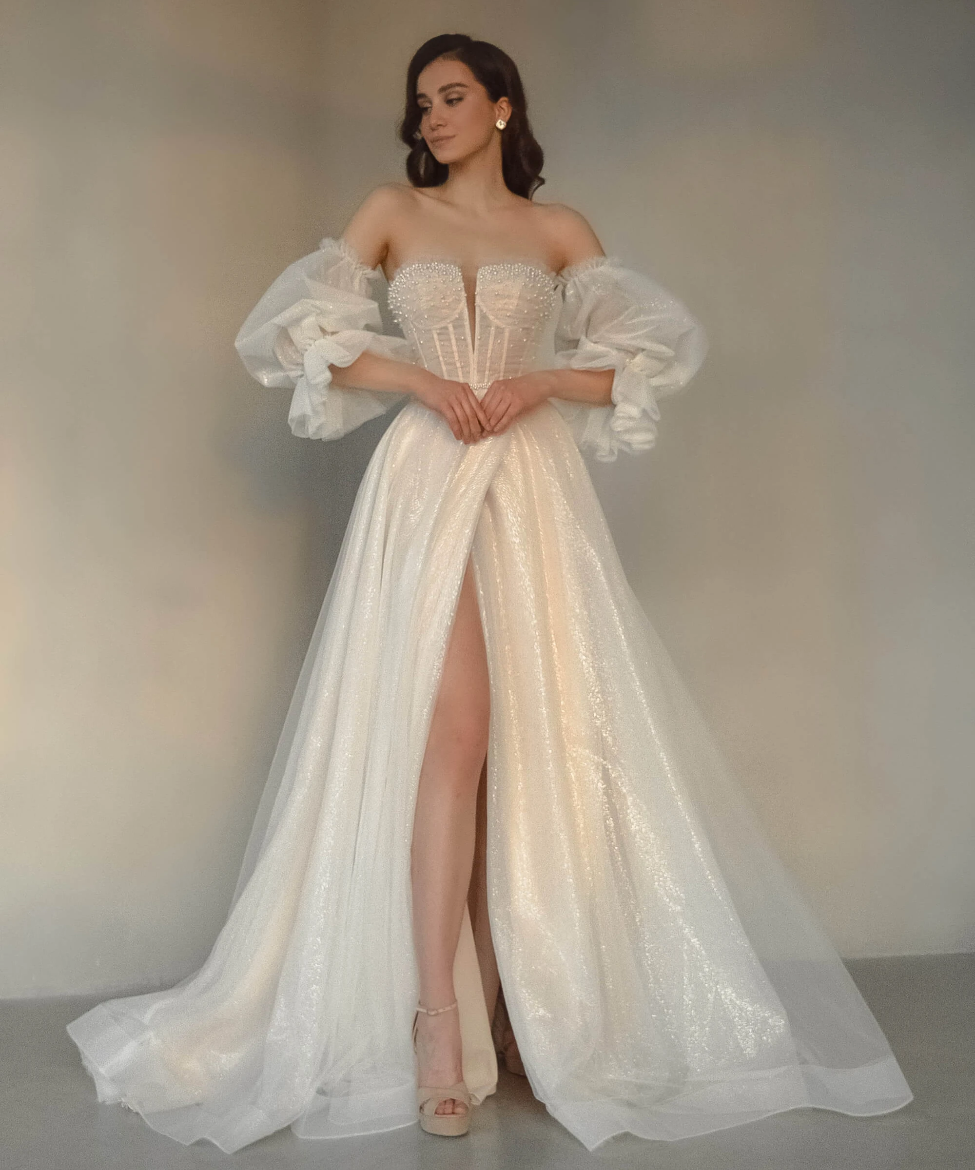 

Elegant Pearls Wedding Dresses Sparkly Deep V Neck Bridal Gown with Detachable Sleeves Sexy Side Split Ruched Vestidos De Mariee