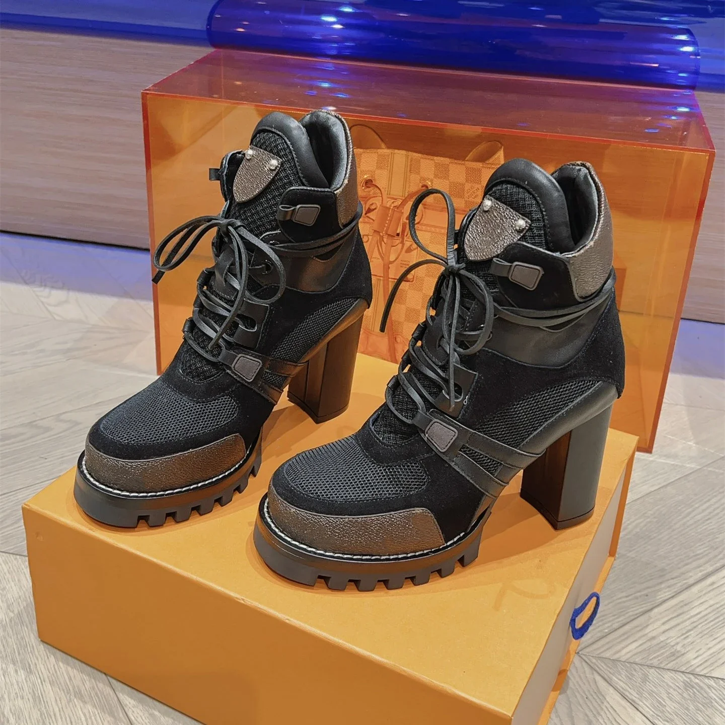 

Женские ботинки из натуральной кожи, ботильоны на очень высоком каблуке из натуральной коровьей замши, дизайнерская обувь, женские ботинки