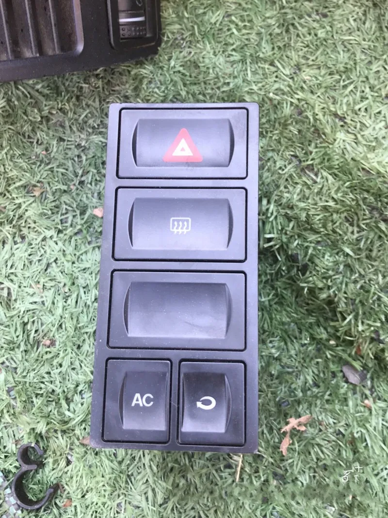 

Arctic Original Dismount Car Emergency Hazard Warning signal Light Switch Button AC switch 13pins For VW Jetta