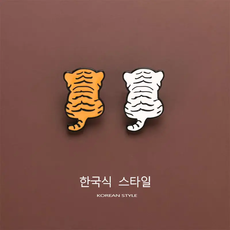 

Вид сзади маленькая брошь с тигром Pin Insignia Мультяшные нагрудные значки Декор Одежда искусственные аксессуары