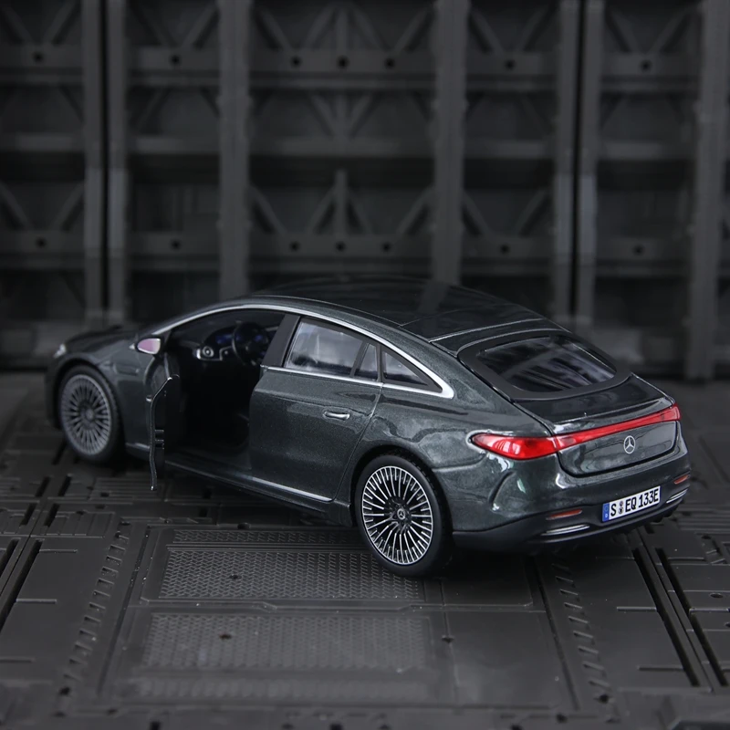 Фото Модель автомобиля Maisto 1:24 Mercedes-Benz EQS, имитация, коллекционная, из сплава, с открывающимися дверями, богатая детализация №5