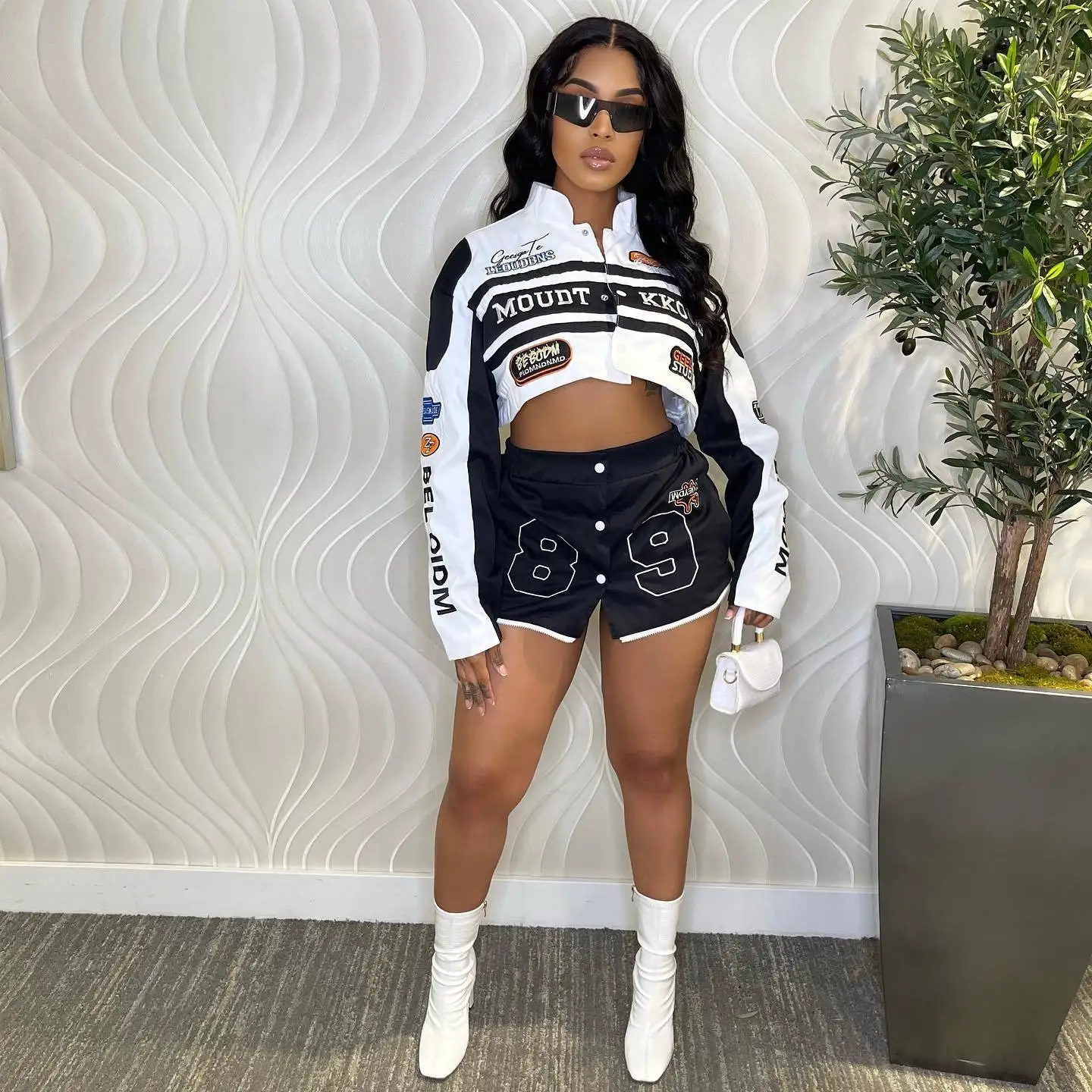 Женский комплект из двух предметов: укороченная куртка и юбка