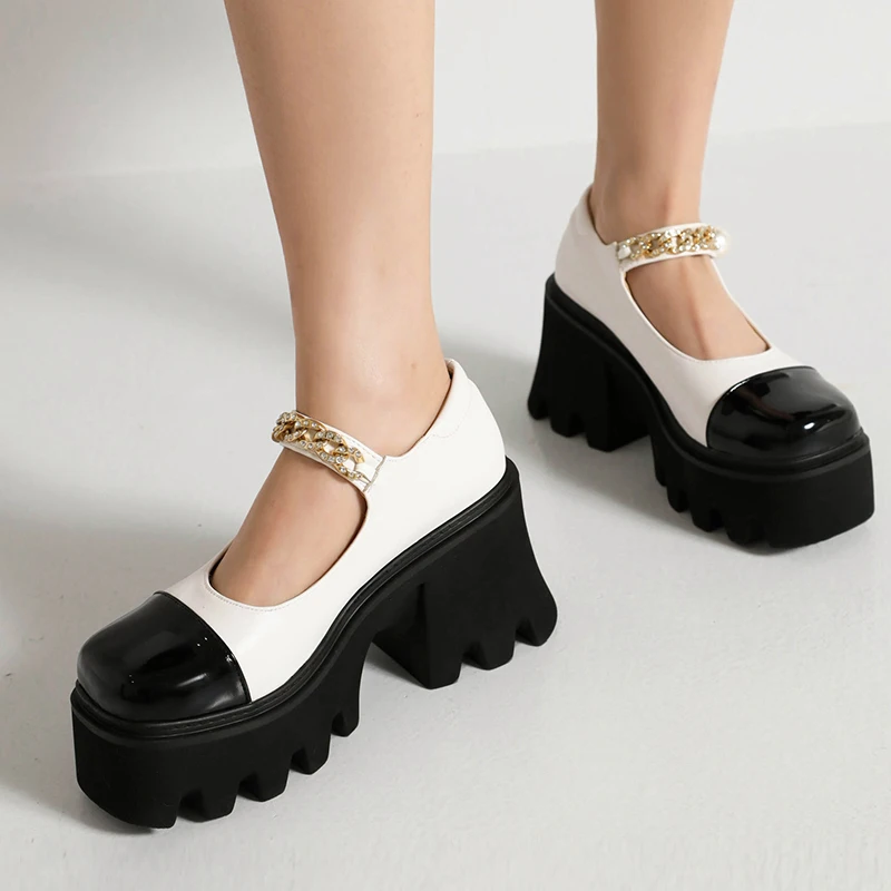 Туфли-лодочки из лакированной кожи с квадратным носком и металлической цепочкой