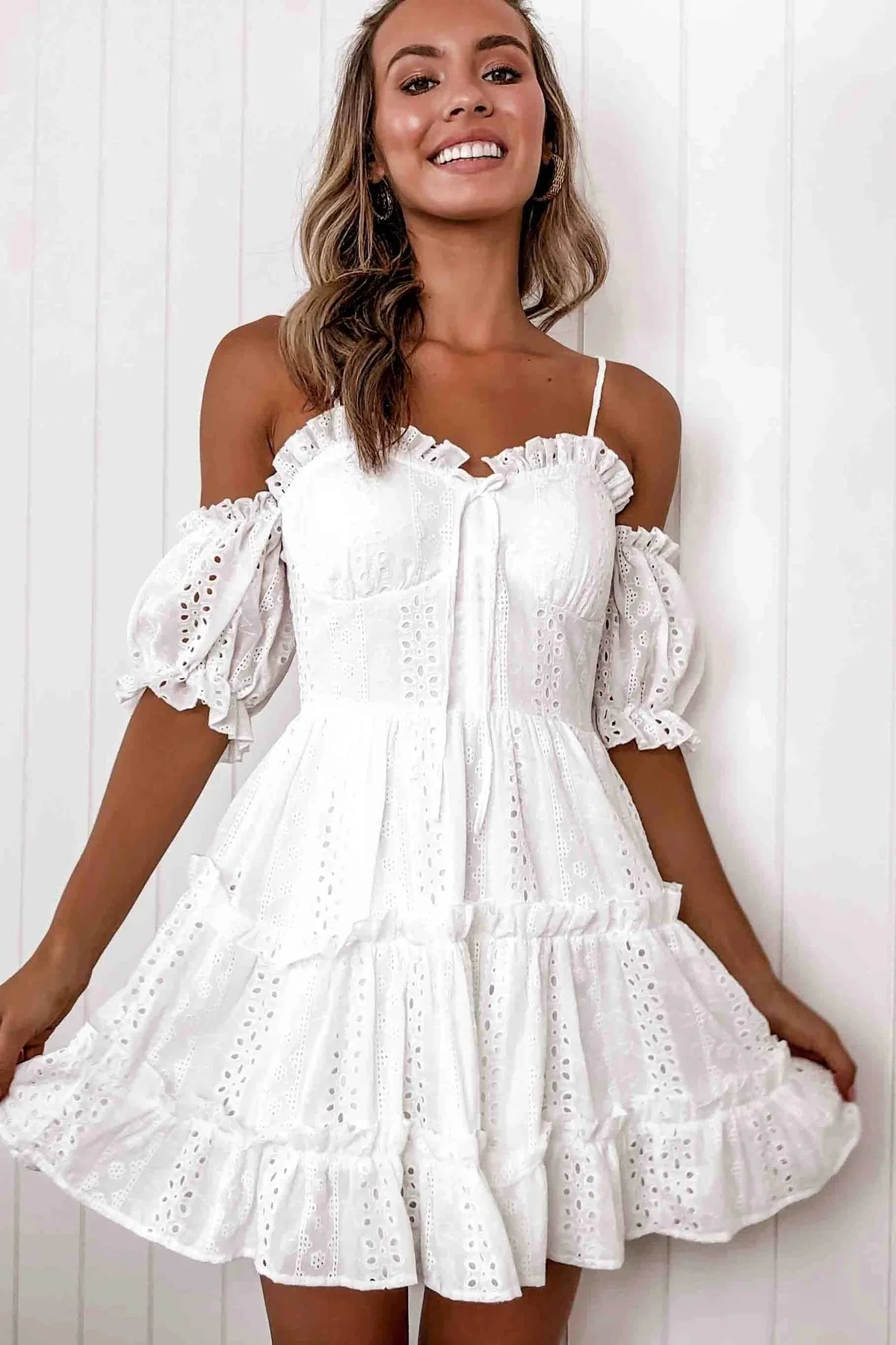 

Платье женское кружевное средней длины без рукавов, пикантный Модный Белый сарафан на бретелях-спагетти, с открытой спиной, в стиле бохо, на ...