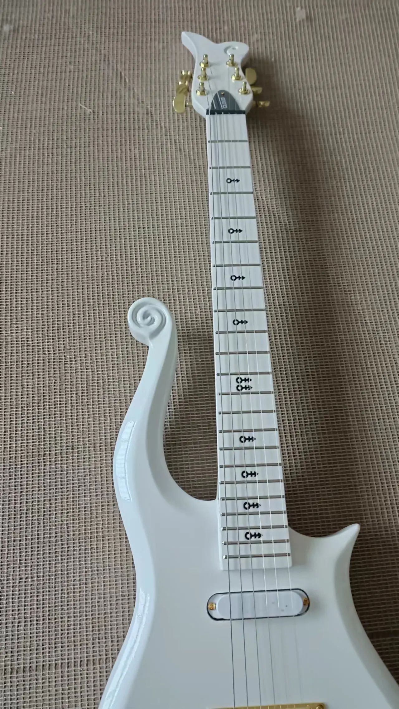 

Электрическая гитара Prince, белый резной корпус с ЧПУ, золотой перевернутый мост, Белый Пикап, белый гриф, реальные Заводские фотографии, банк...