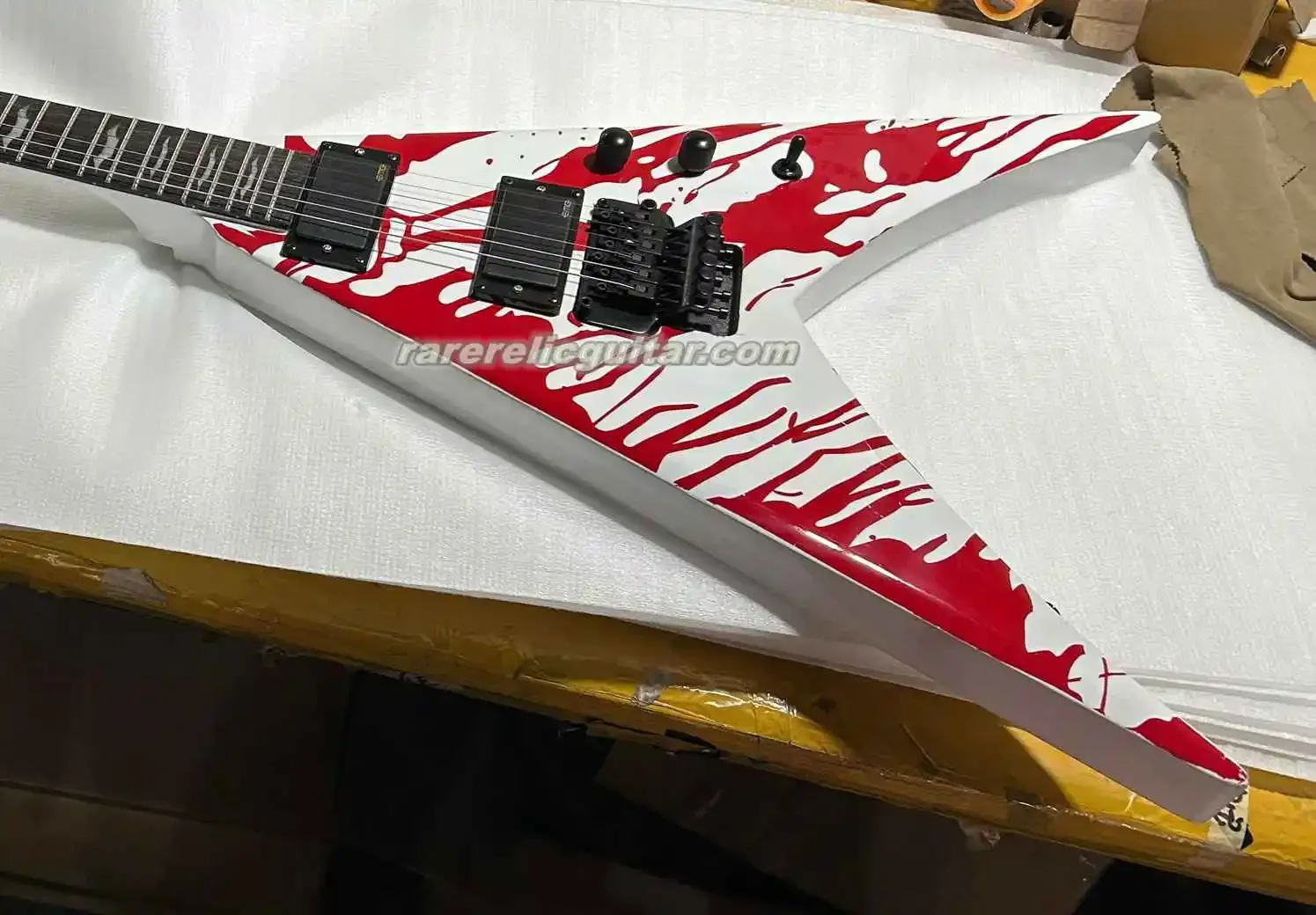 В наличии 600V Dan Jacobs отрывная кровь белая электрическая гитара летучая мышь