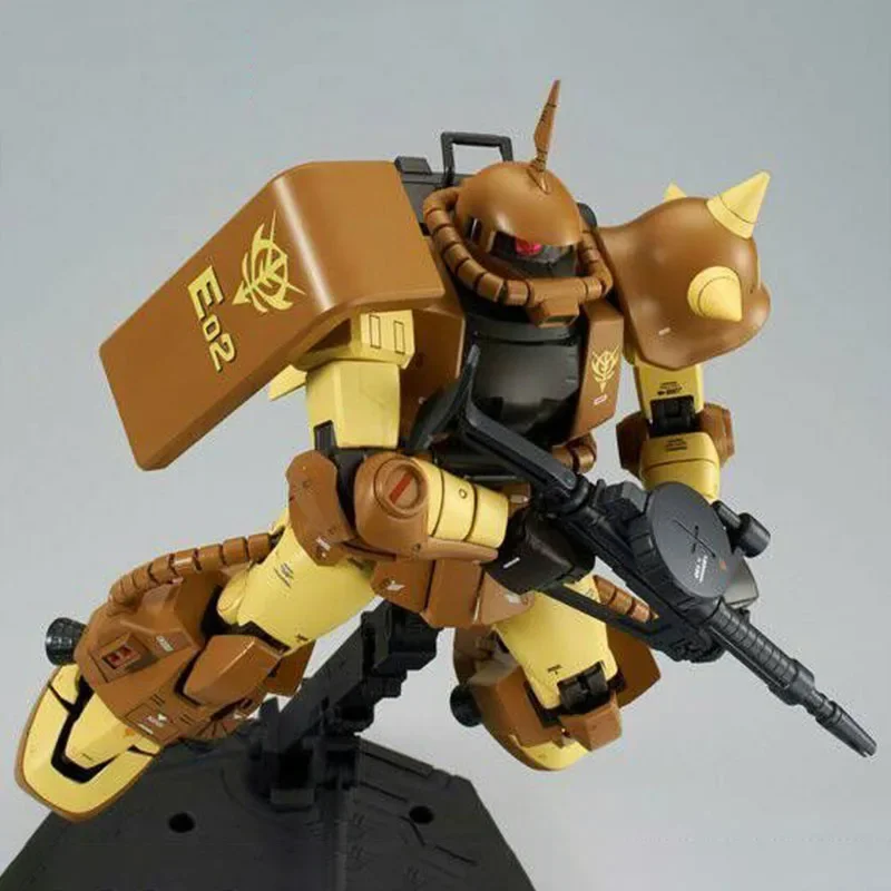 Фото В наличии: Bandai Gundam MG 1/100 MS-06R-1A ZakuⅡ, модель-конструктор, аниме-фигурка, коллекционные игрушки для мальчиков, подарок на день рождения. №5