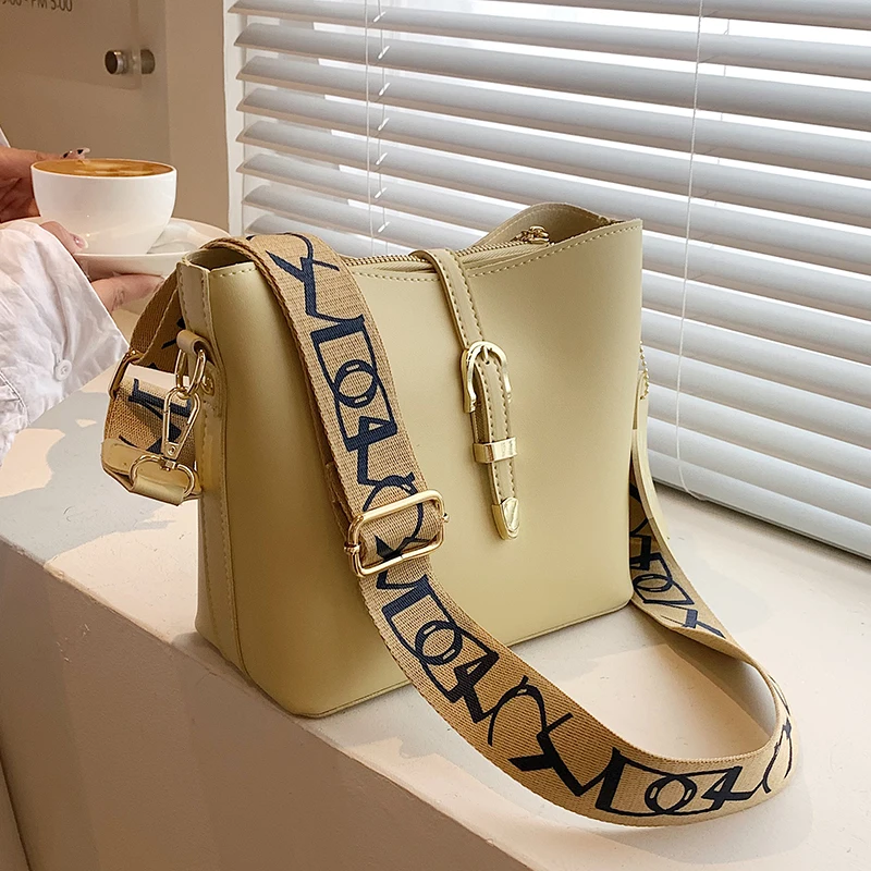 

Высококачественная текстурная нишевая дизайнерская женская сумка, Новинка лета 2022, Популярная сумка-мессенджер, сумка-мешок, сумка через п...