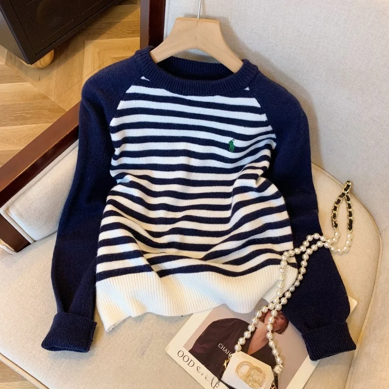 Женский свитер с вышивкой пони в полоску и рукавами реглан темно-осенний