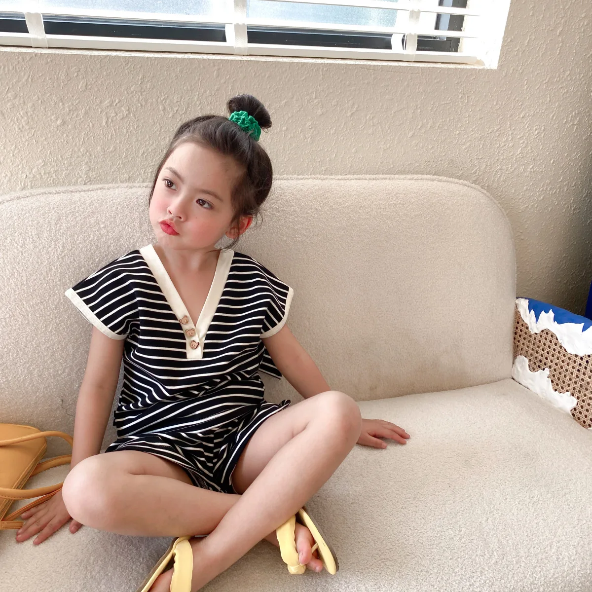 

Комплект из 2 предметов для девочек с V-образным вырезом и шортами