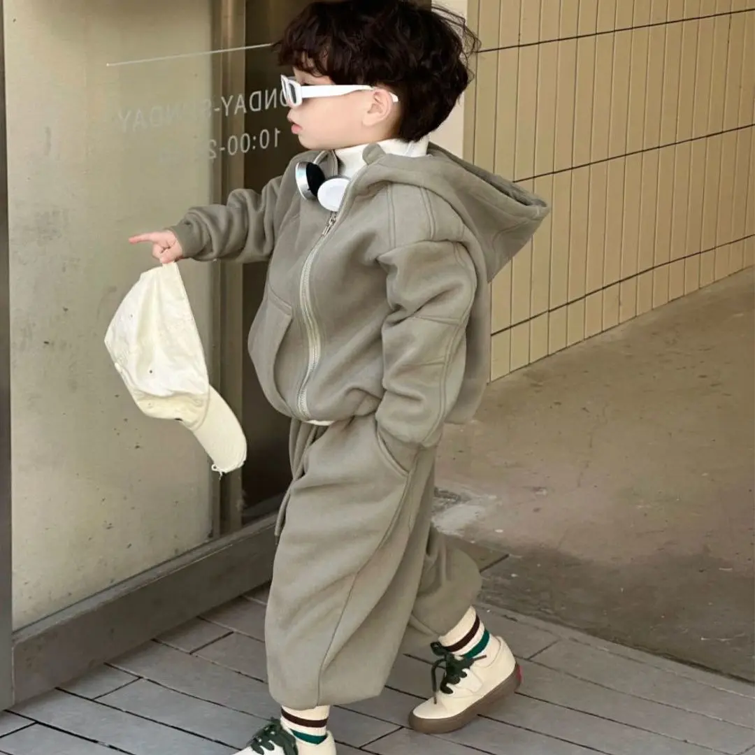 

Детский осенний комплект: Повседневный плюшевый свитер с капюшоном для мальчиков + повседневные брюки, однотонный теплый комплект из двух предметов, одежда для мальчиков 2023