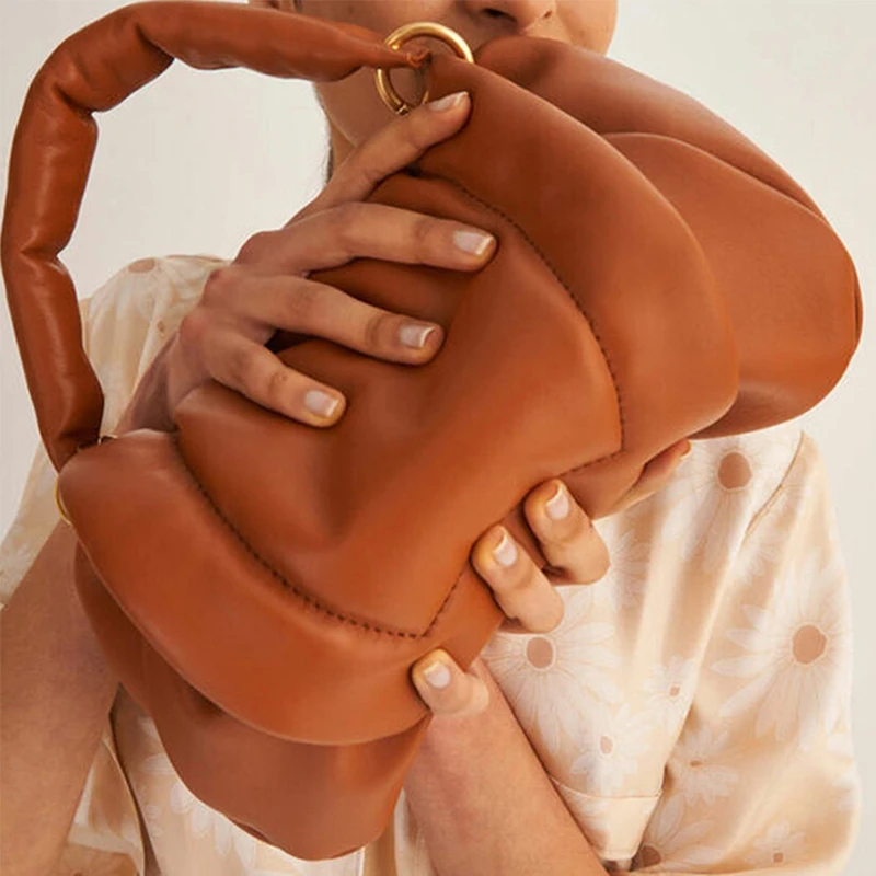 

Новые Мягкие набивные сумки через плечо для женщин, простая воздушная Сумка-тоут, нишевой дизайн, универсальные повседневные сумки через пл...