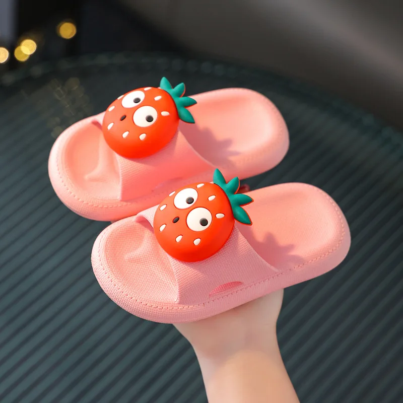 

Летние новые детские модные Тапочки Симпатичные для мальчиков и девочек Мультяшные клубники ананас Нескользящие Детские пляжные тапочки д...