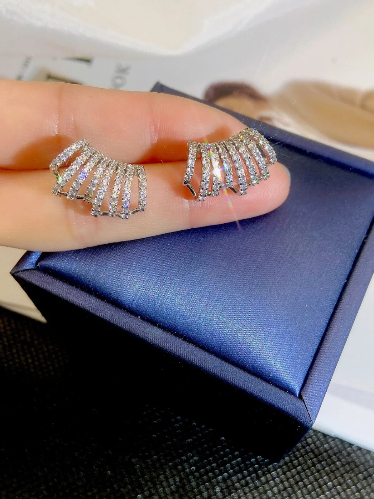 Высококачественные многослойные серьги-гвоздики C-образной формы с кристаллами