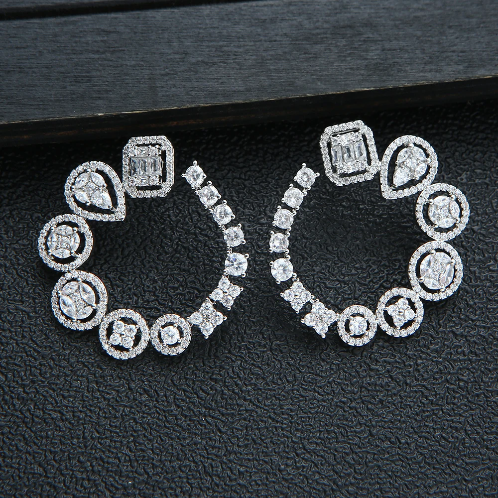 

Роскошные женские серьги-гвоздики в форме солнца с фианитом