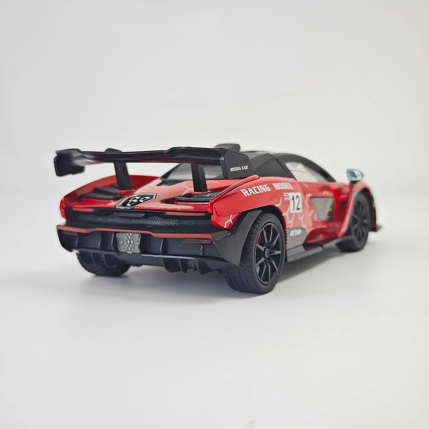 Фото Масштабная модель автомобиля McLaren Senna 1:24, окрашенная, из сплава, с открывающимися дверями, звуковыми и световыми эффектами, подарок для любителей суперкаров. №5