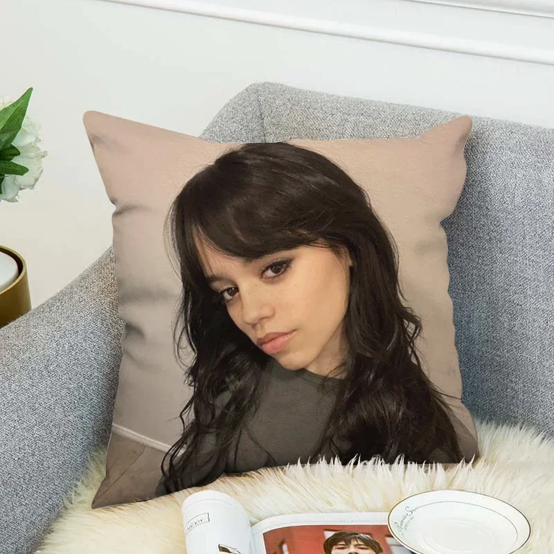 

Наволочка для подушки Jenna Ortega 40x40, полиэстер